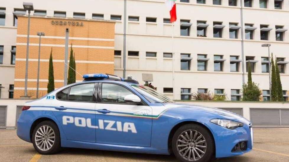 Nella foto una volante della questura