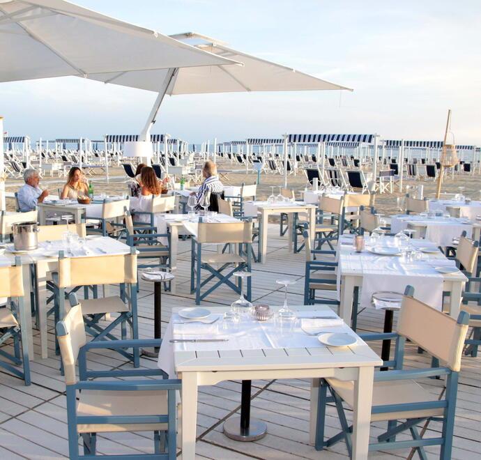 Lo stabilimento balneare Maitó Beach a Forte dei Marmi (foto di archivio). La ricerca di personale è per questa struttura ma anche per il ristorante Maitó dal 1960 di Forte dei Marmi e Maitó Viareggio, sulla terrazza del Grand Hotel Principe di Piemonte