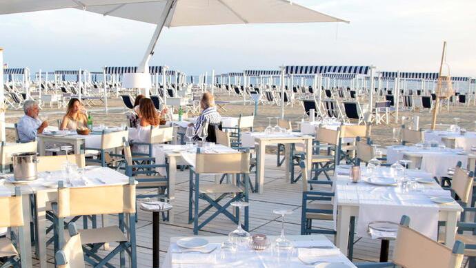Lo stabilimento balneare Maitó Beach a Forte dei Marmi (foto di archivio). La ricerca di personale è per questa struttura ma anche per il ristorante Maitó dal 1960 di Forte dei Marmi e Maitó Viareggio, sulla terrazza del Grand Hotel Principe di Piemonte