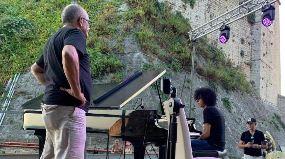 L’imprenditore Luca Menicagli mentre prepara il piano per Giovanni Allevi