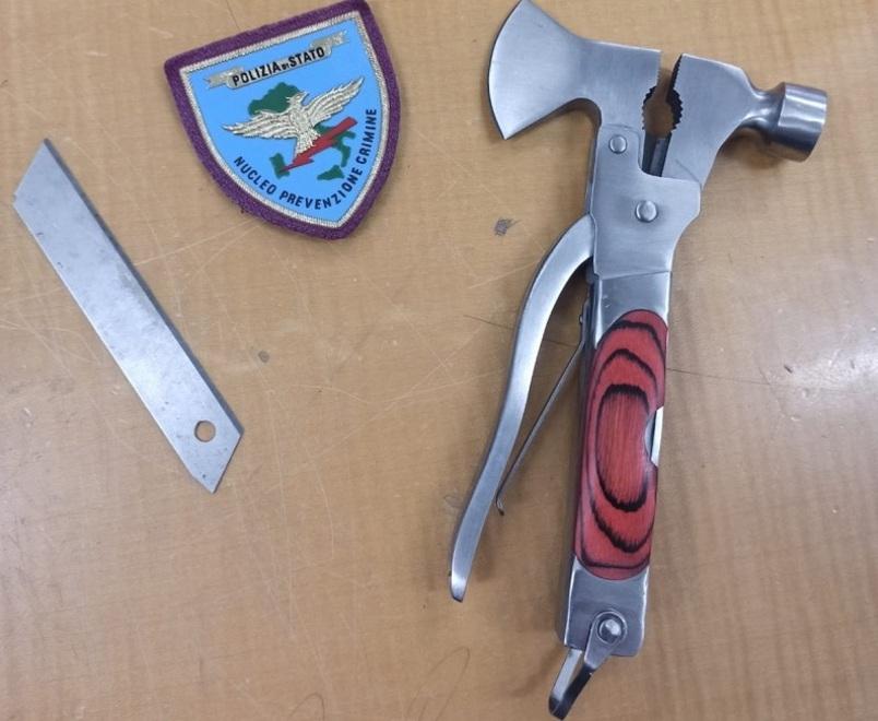 Estrae dalla tasca un’accetta e minaccia i poliziotti