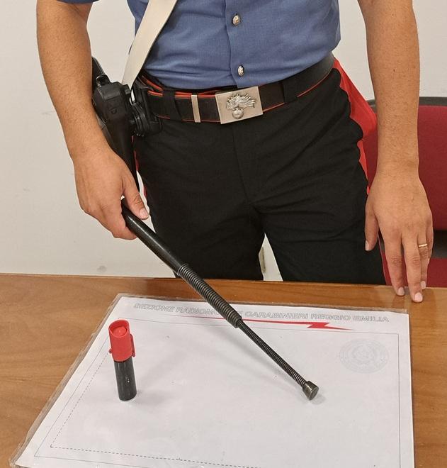 Entra in tribunale con lo sfollagente e lo spray urticante