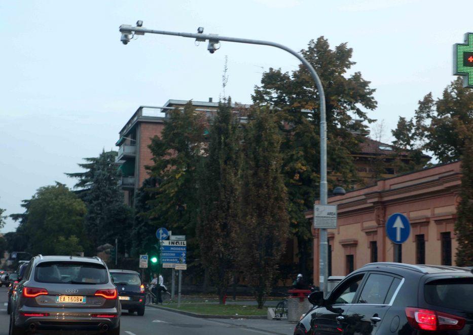 Nuove telecamere per multare chi passa con il rosso 