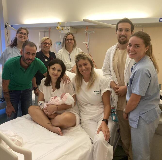 Mamma Vanessa Alonso, papà Alessandro Ilardi, la neonata Alice e il personale del reparto di pediatria dell’ospedale di Cecina
