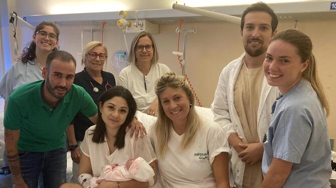 Mamma Vanessa Alonso, papà Alessandro Ilardi, la neonata Alice e il personale del reparto di pediatria dell’ospedale di Cecina