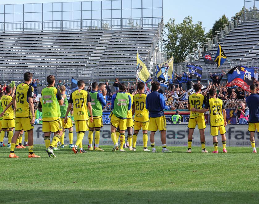 I giocatori nerazzurri salutano i circa 600 tifosi che hanno seguito la squadra anche nella partita di Piacenza