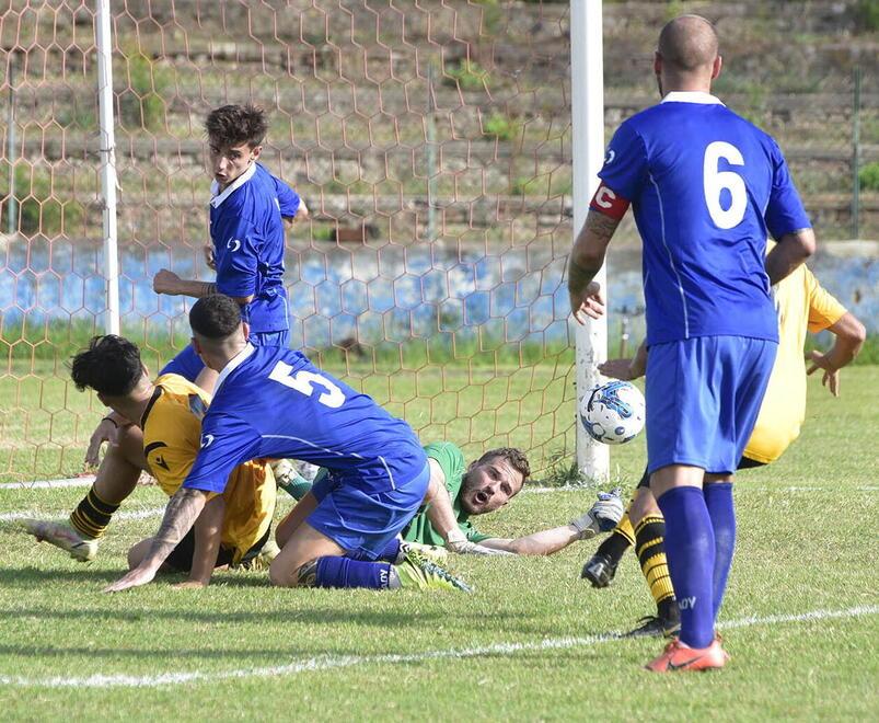 Una parata del portiere piombinese Cappellini: l’Atletico oggi ha bisogno di vincere dopo un avvio di stagione pessimo, segnato per la squadra di Brontolone da ben tre sconfitte consecutive (foto Paolo Barlettani)