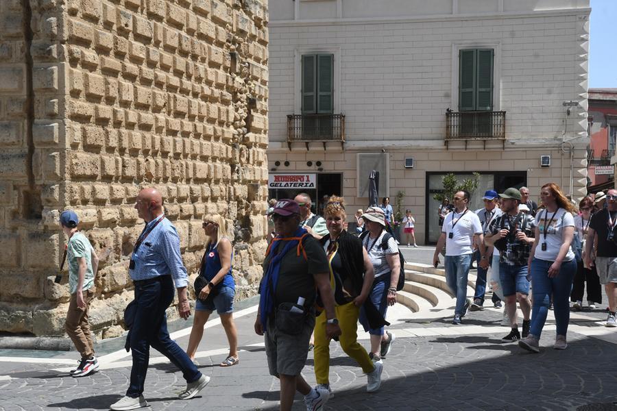 
	Turisti in giro per Oristano dopo lo sbarco dalla nave da crociera Costa Diadema nella scorsa primavera

