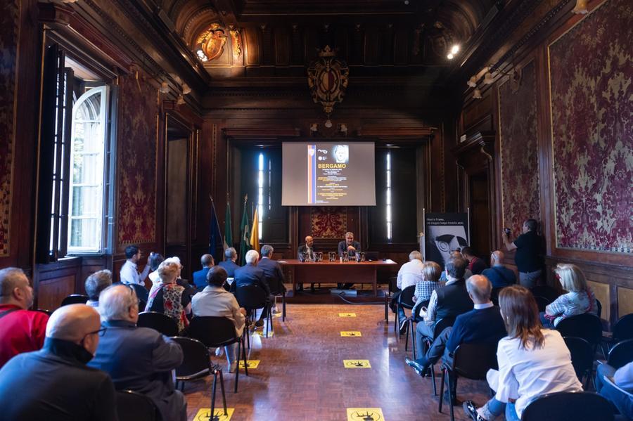 
	Un momento della conferenza sui Giganti di Mont 'e Prama a Bergamo

