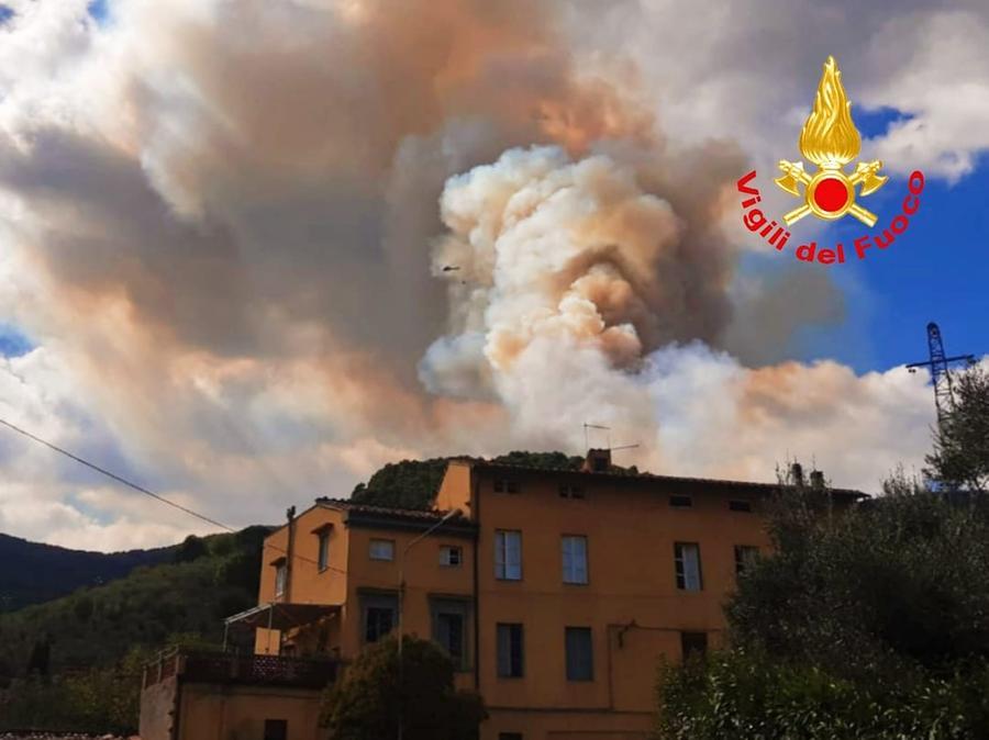 Vasto incendio sulle colline di Buti, bruciati 20 ettari: rogo sotto controllo – Video