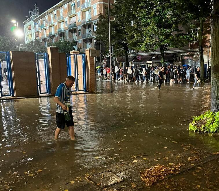 Pioggia forte, mezza Ferrara allagata: «Caditoie pulite più del dovuto»