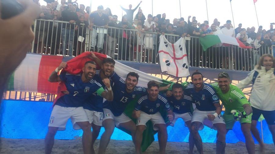 L’Italia scrive Campioni d’Europa sulla sabbia del Lido di Alghero