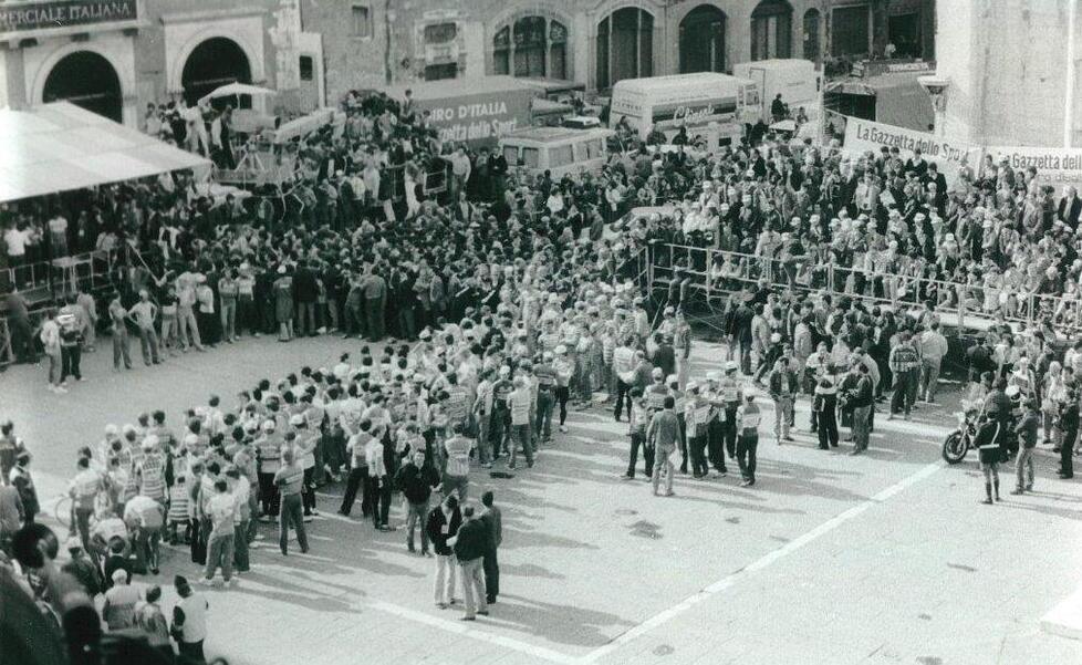 Nella foto la folla in piazza per la partenza dei ciclisti nella tappa del 1984, ultimo anno in cui da Lucca è partita una tappa del Giro