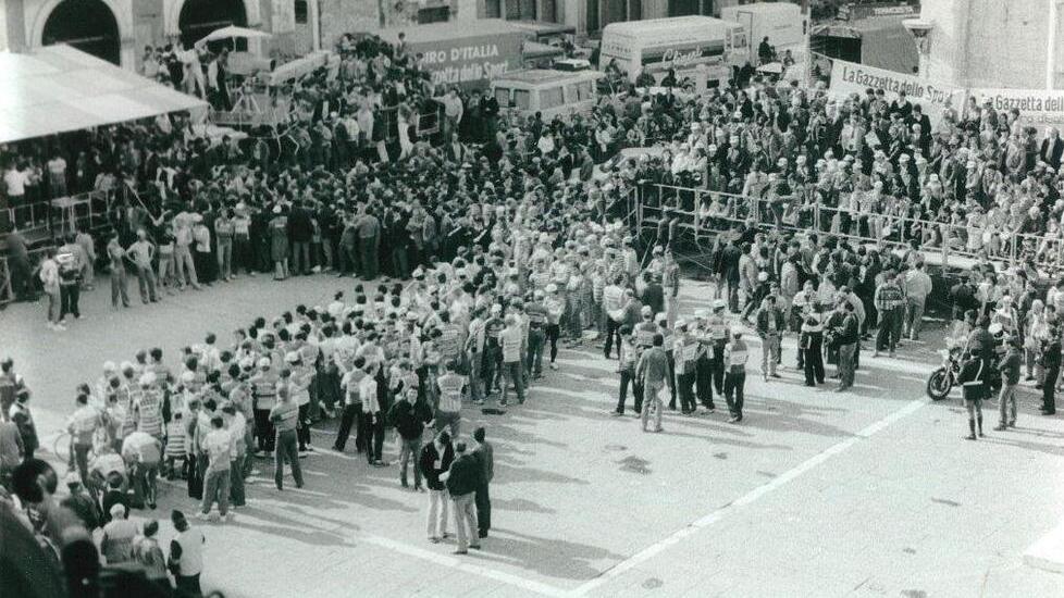 Nella foto la folla in piazza per la partenza dei ciclisti nella tappa del 1984, ultimo anno in cui da Lucca è partita una tappa del Giro