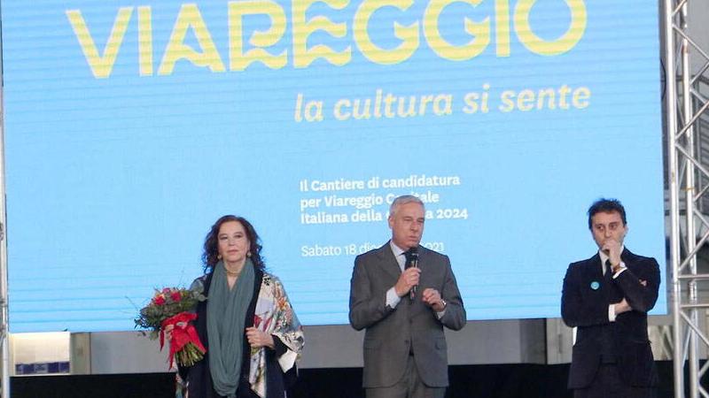A sinistra Stefania Sandrelli con il sindaco Giorgio Del Ghingaro in occasione della candidatura a Capitale della cultura 2024