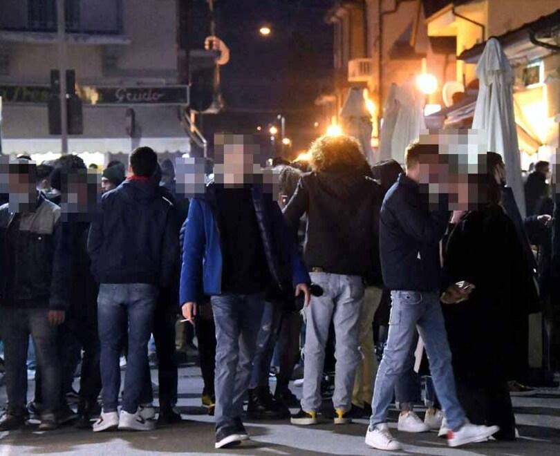 Ragazzi alla movida (foto d’archivio)