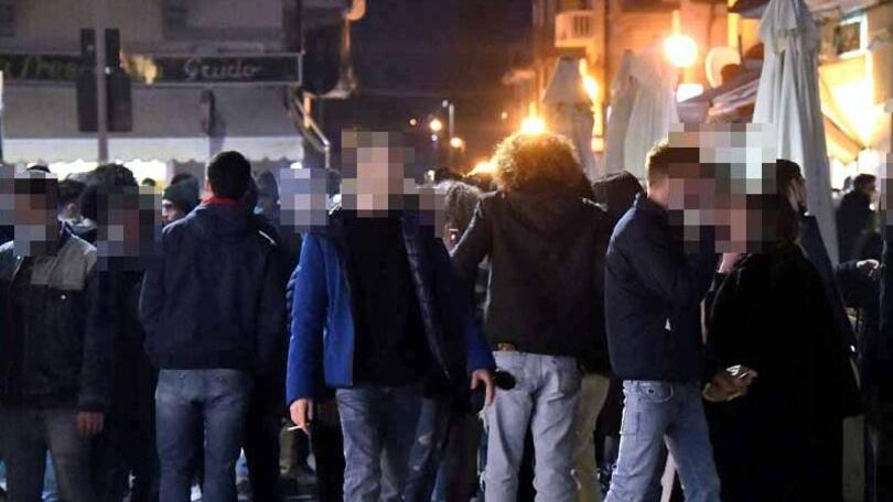 Ragazzi alla movida (foto d’archivio)