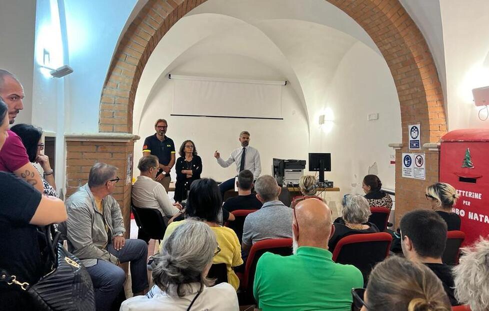 La riunione di venerdì scorso nella Saletta Rossa in municipio dove il sindaco Ferrari e gli assessori Ceccarelli e Nigro hanno incontrato i titolari delle attività del centro