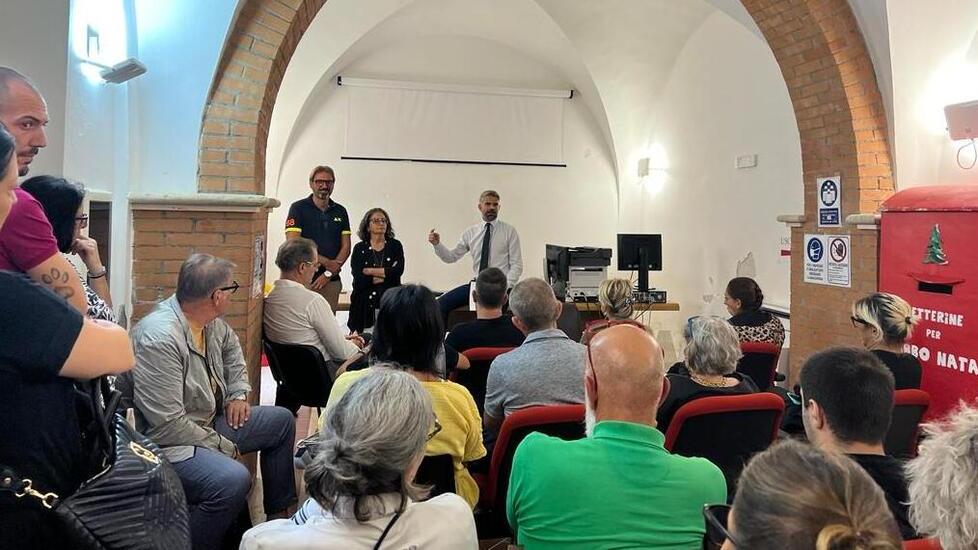 La riunione di venerdì scorso nella Saletta Rossa in municipio dove il sindaco Ferrari e gli assessori Ceccarelli e Nigro hanno incontrato i titolari delle attività del centro