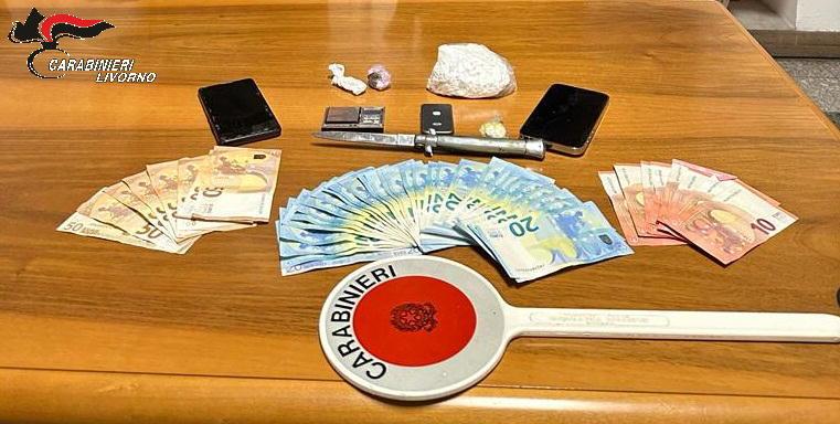 La droga, i soldi e tutto il materiale sequestrati ai due arrestati