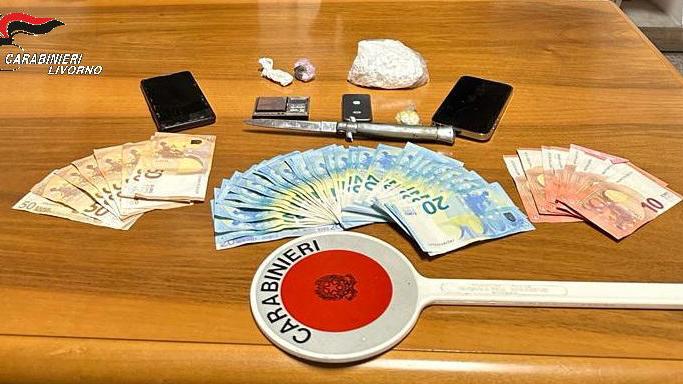 La droga, i soldi e tutto il materiale sequestrati ai due arrestati