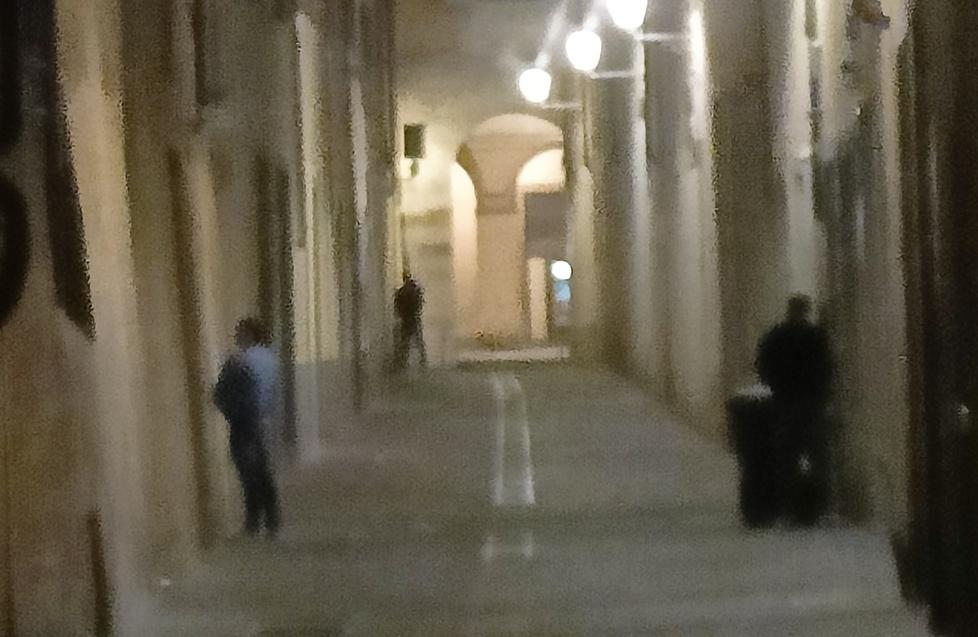 Una foto scattata da Lorenzo Panerai in via del Porcellatico che testimonia l’inciviltà di alcune persone