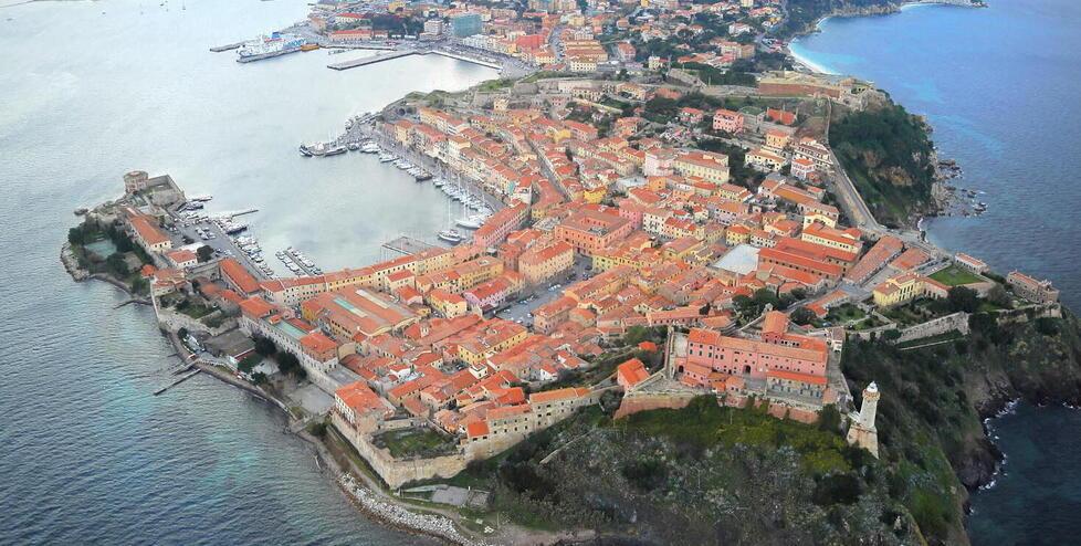 Una veduta aerea di Portoferraio (foto Fabio Muzzi)