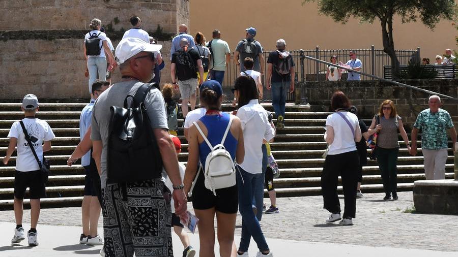 
	Turisti in piazza Cattedrale dopo essere sbarcati dalla nave da crociera


