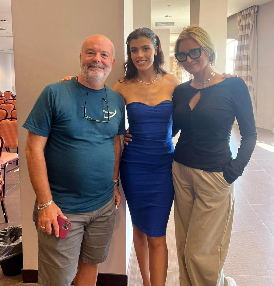 
	Rebecca Cossu con il regista Giulio Manfredonia e l'attrice Maria Rosaria Russo titolari dell'accademia La Casa dell'Attore

