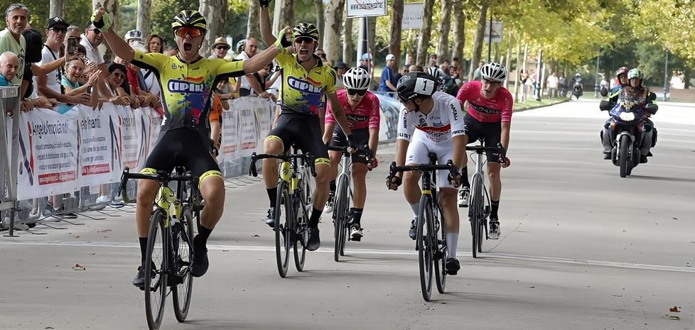 Nella foto Simone Impellizzeri dell’Aries Cycling s’impone a braccia alzate su Garibbo (Gragnano) e il compagno di squadra Carrò