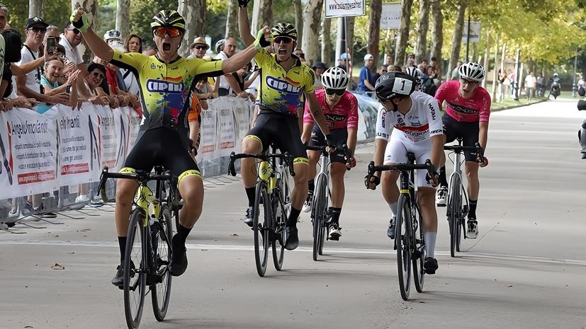 Nella foto Simone Impellizzeri dell’Aries Cycling s’impone a braccia alzate su Garibbo (Gragnano) e il compagno di squadra Carrò