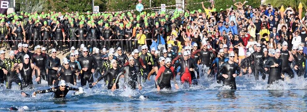 Una immagine della gara di nuoto e di ciclismo (Foto Gio’ Di Stefano)
