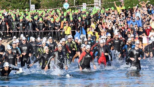 Una immagine della gara di nuoto e di ciclismo (Foto Gio’ Di Stefano)
