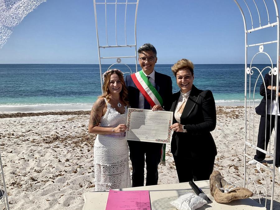 
	Le due spose con il sindaco Andrea Abis che ha celebrato il matrimonio civile

