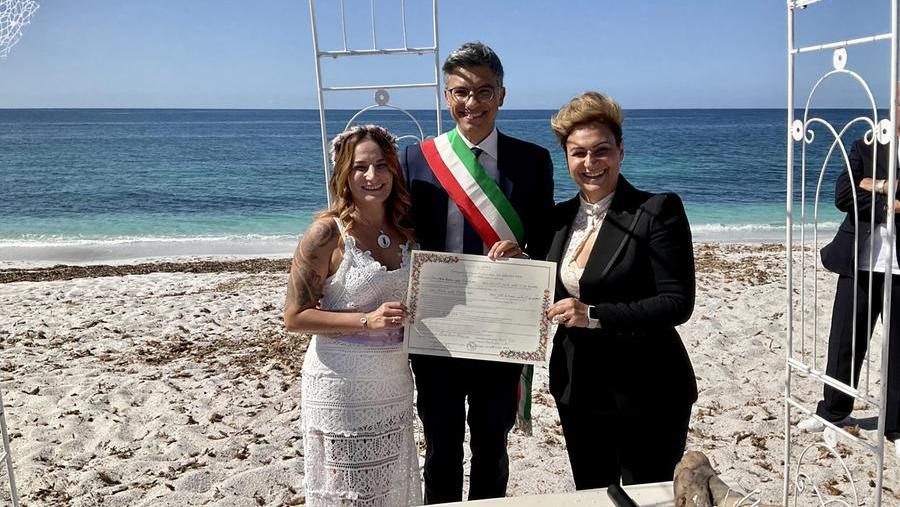 
	Le due spose con il sindaco Andrea Abis che ha celebrato il matrimonio civile

