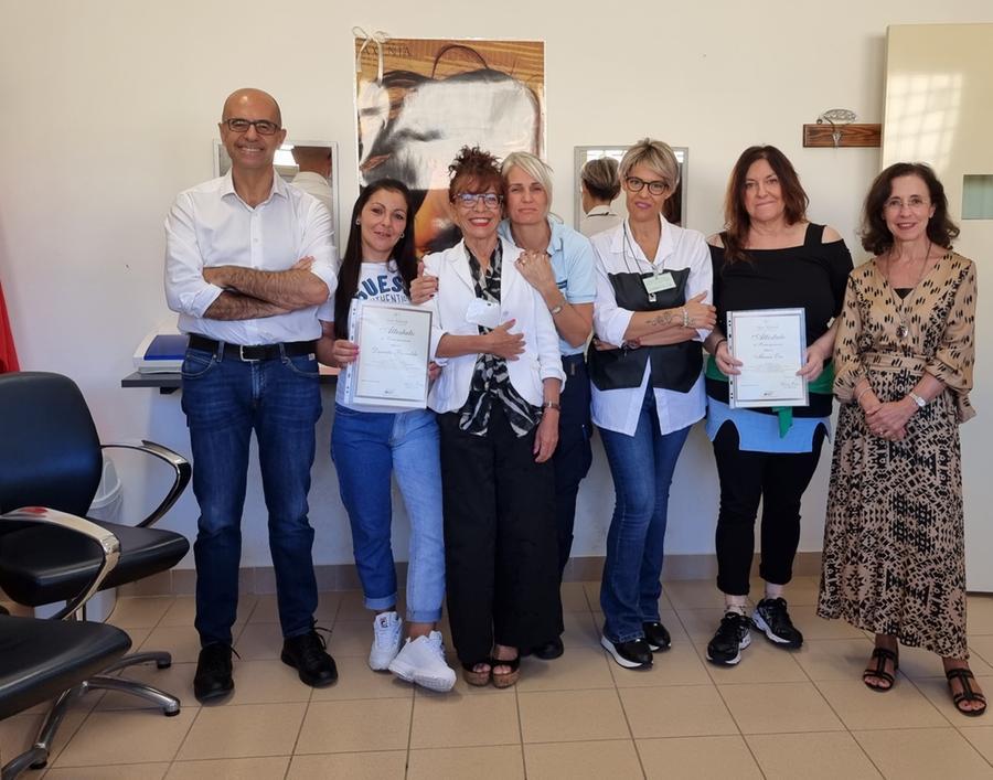 
	Detenute parrucchiere con il&nbsp;direttore del carcere Marco Porcu, l'organizzatrice Maria Grazia Caligaris e Giuseppina Pani responsabile dell'area educativa

