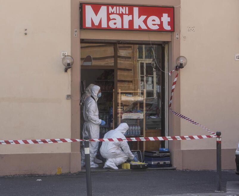 I rilievi della scientifica dentro e fuori dal minimarket (foto Daniele Stefanini/Silvi)