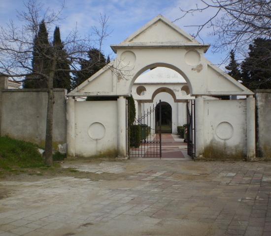 Bolotana, operaio posa in foto con i morti: a uno la sigaretta, all’altro la birra 