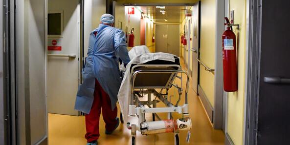 Modena, gli infermieri: «Così lasceremo tutti la professione» 