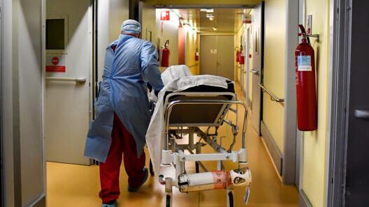 Modena, gli infermieri: «Così lasceremo tutti la professione» 