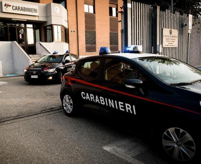 Modena, coltello contro i carabinieri mentre litiga con la fidanzata