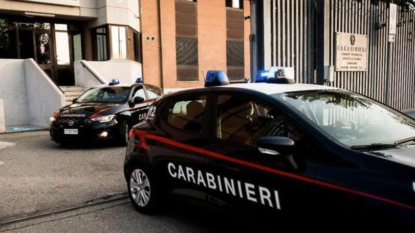 Modena, coltello contro i carabinieri mentre litiga con la fidanzata