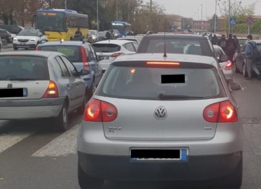 Sassuolo, la denuncia: «Più di due chilometri di fila per arrivare a scuola» 