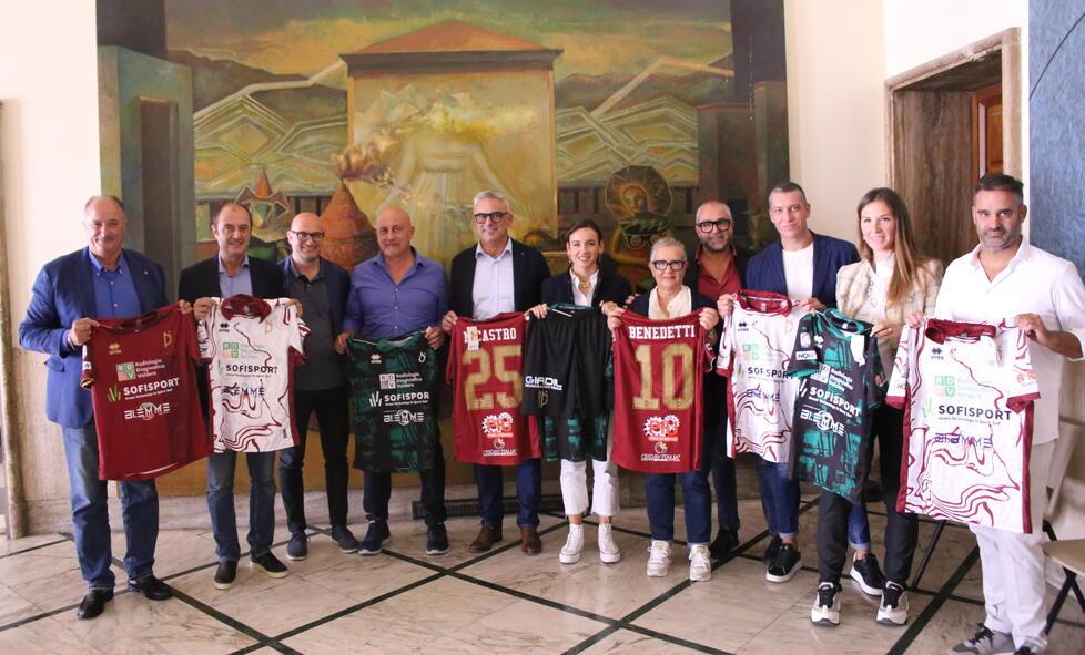 Gli imprenditori delle aziende inserite nella divisa da gioco del Pontedera presentano la nuova maglia dei granata