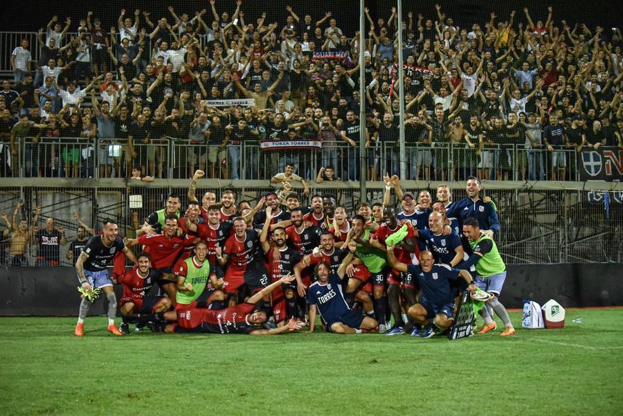 A Sassari è Torresmania, dopo la quinta vittoria consecutiva e il primo posto la città sogna