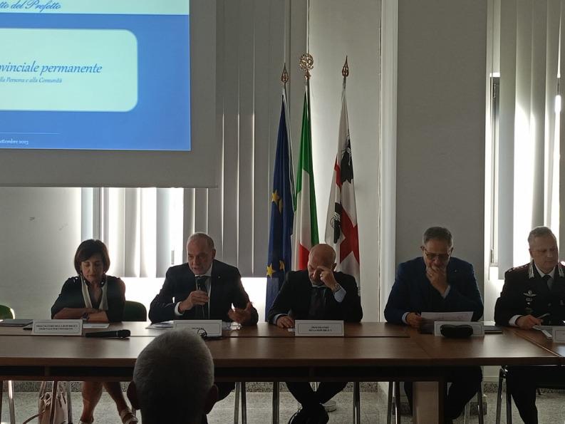 
	Il tavolo della presidenza, con da sinistra la Procuratrice Cau, il Prefetto, il Procuratore di Oristano, il Questore Giardina e il comandante dei Carabinieri

