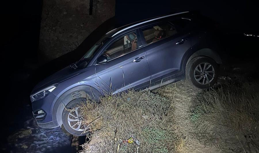 Porto Torres, cerca di lanciarsi dalla scogliera, ma l’auto resta in bilico: donna salvata dai carabinieri