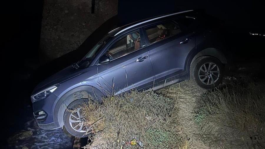 Porto Torres, cerca di lanciarsi dalla scogliera, ma l’auto resta in bilico: donna salvata dai carabinieri