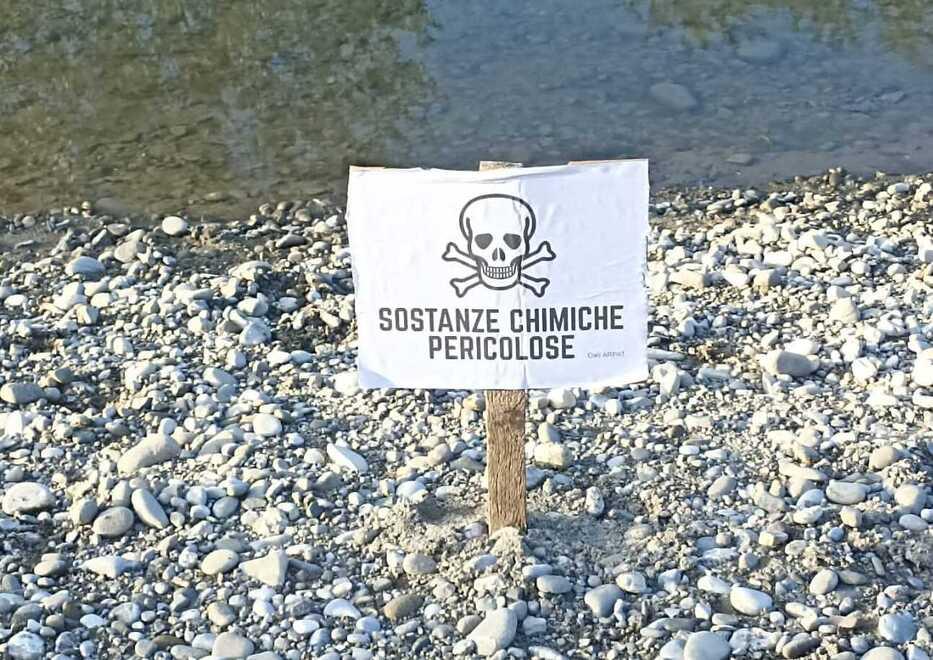 I cartelli posizionati lungo il fiume Serchio