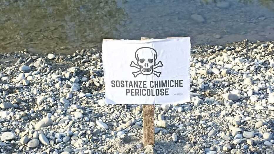 Sostanze chimiche nel Serchio: a Lucca il mistero dei cartelli lungo il fiume